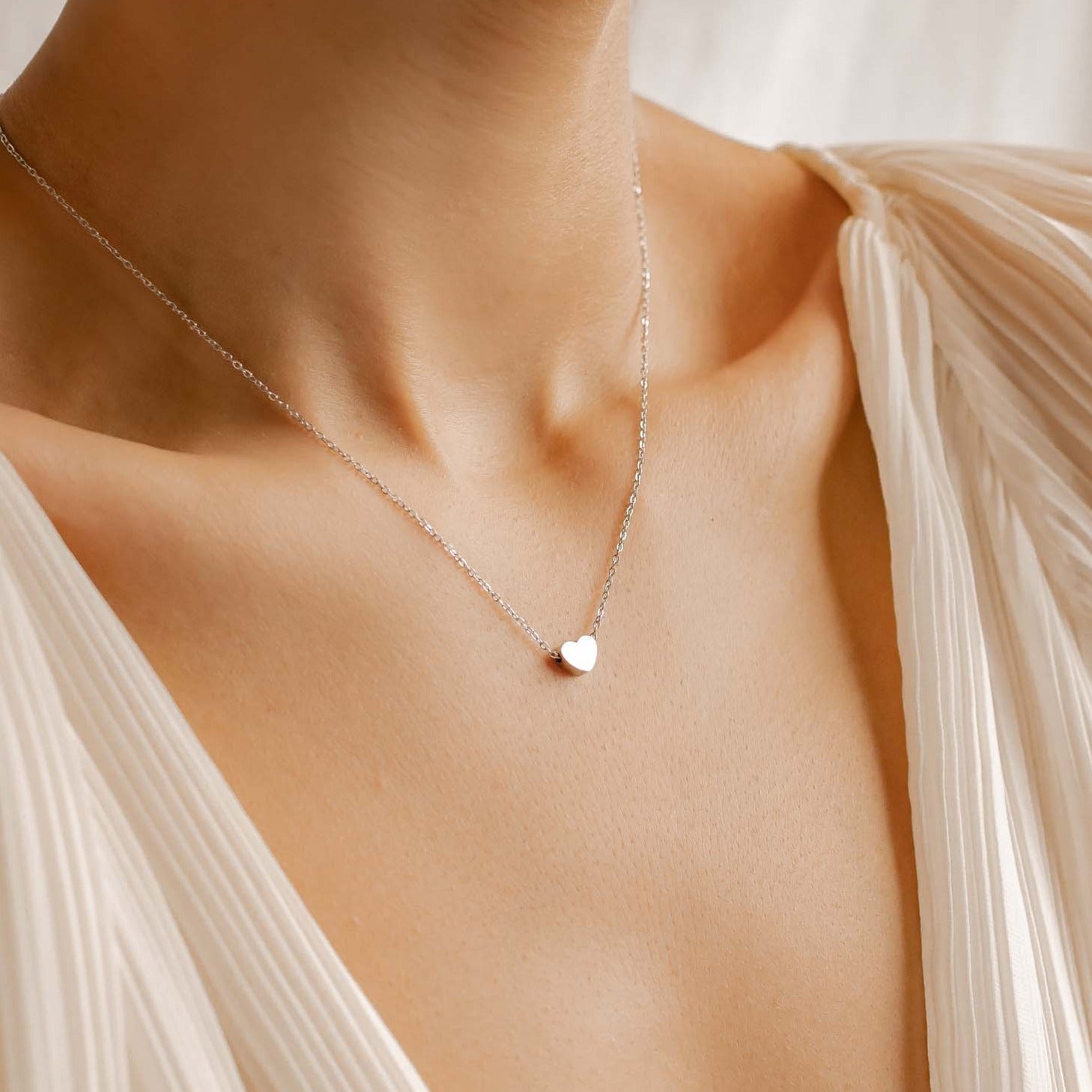 Sweetheart Delicate Pendant Necklace in Silver